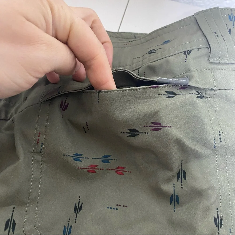 New EDDIE BAUER Womens Adventurer 2.0 Mini Skirt Skort Green Arrow Print Size 8